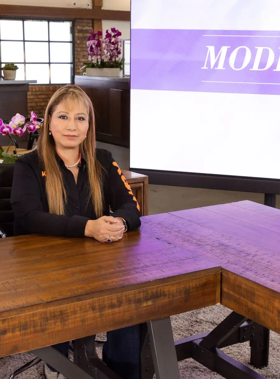 Cathy Halaszi en el set de Modern Living with Kathy Ireland